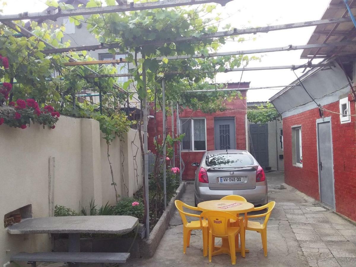 Guest House Gikacha Tbilisi Buitenkant foto